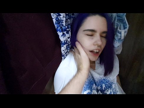 ❤️ Nire ahizpa armairuan aurkitu eta lagundu zion esperma Porno %eu.porngameshub.ruan ❌❤